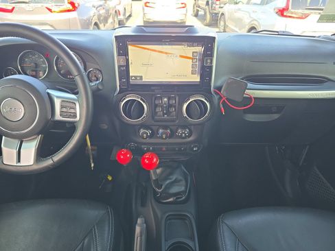 Used 2016 Jeep Wrangler Unlimited Rubicon AWD/4WD image 12