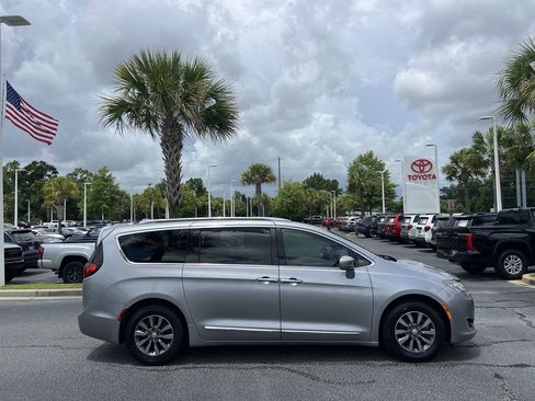 Used 2019 Chrysler Pacifica Touring-L Plus FWD image 11