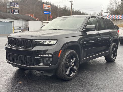 Used 2023 Jeep Grand Cherokee Limited w/ Luxury Tech Group II image 2