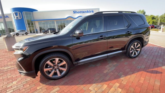 Used 2025 Honda Pilot Elite image 6