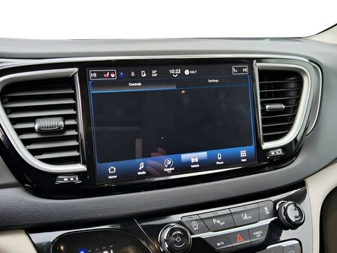 Used 2024 Chrysler Pacifica Touring-L FWD image 13