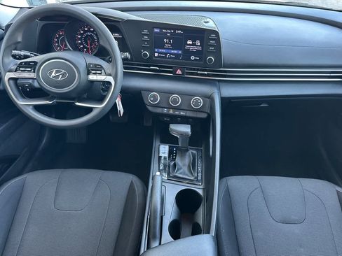 Used 2022 Hyundai Elantra SE FWD image 3