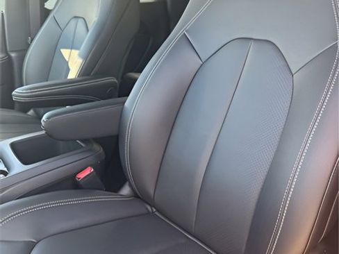 New 2026 Chrysler Pacifica Select image 18