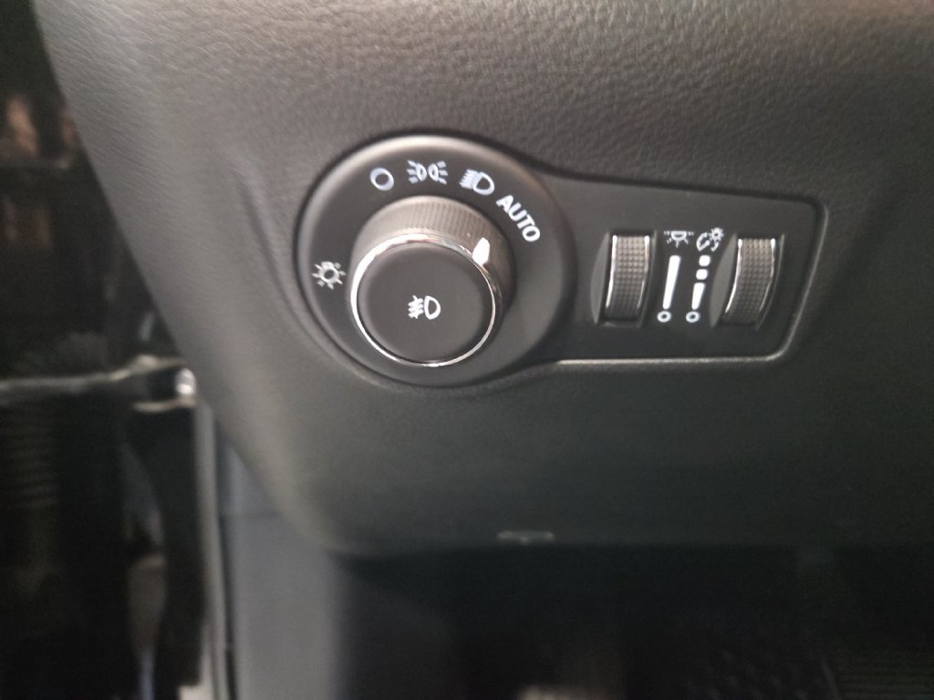 Used 2025 Jeep Compass Trailhawk AWD/4WD image 22