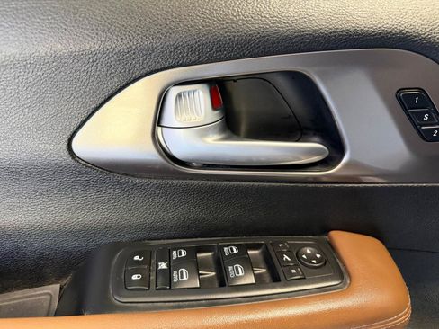 Used 2017 Chrysler Pacifica Limited FWD image 11