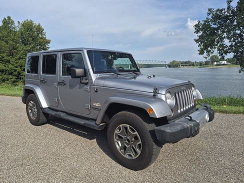 Used 2013 Jeep Wrangler Unlimited Sahara w/ Dual Top Group AWD/4WD image 2