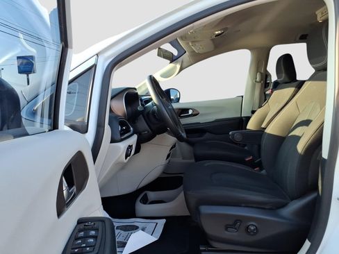 Used 2020 Chrysler Voyager LX w/ Cold Weather Group FWD image 21