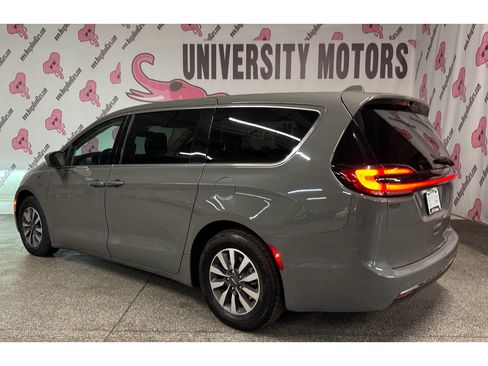 Used 2022 Chrysler Pacifica Touring-L w/ Uconnect Theater Family Group image 12