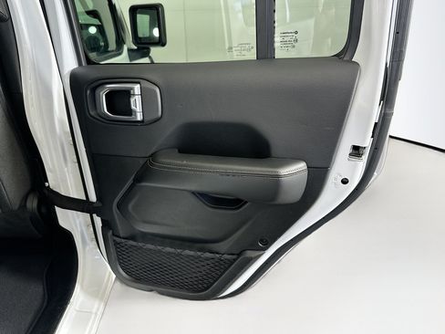 Used 2025 Jeep Wrangler Unlimited Sahara AWD/4WD image 28