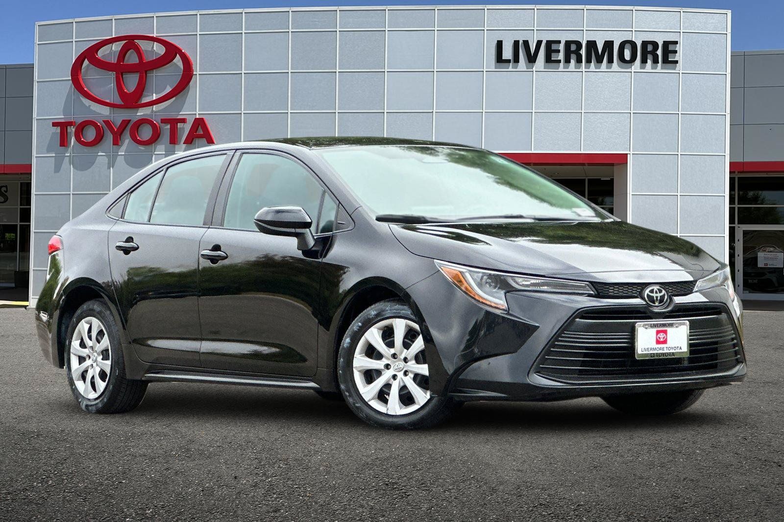 Used 2024 Toyota Corolla LE FWD image 2