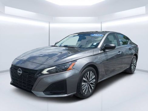 Used 2025 Nissan Altima 2.5 SV FWD image 7