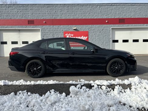 Used 2025 Toyota Camry SE image 2