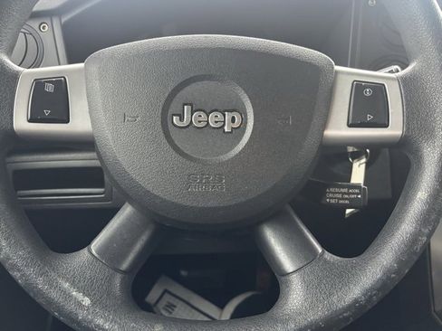 Used 2009 Jeep Commander Sport image 17