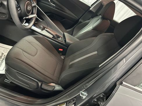 Used 2025 Hyundai Elantra SE image 10