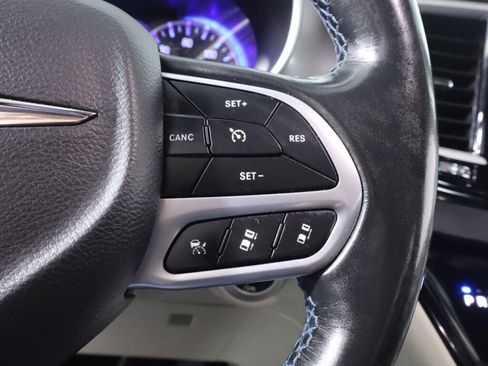 Used 2021 Chrysler Pacifica Touring-L FWD image 13