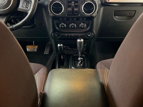 Used 2015 Jeep Wrangler Rubicon w/ Power Convenience Group image 17