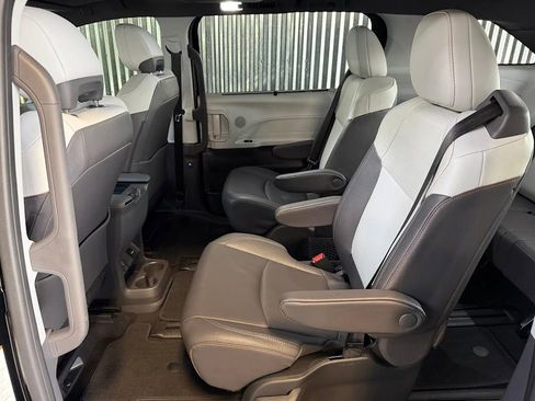 Used 2023 Toyota Sienna XSE AWD/4WD image 17