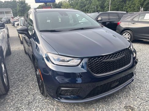 Used 2024 Chrysler Pacifica Premium FWD image 2