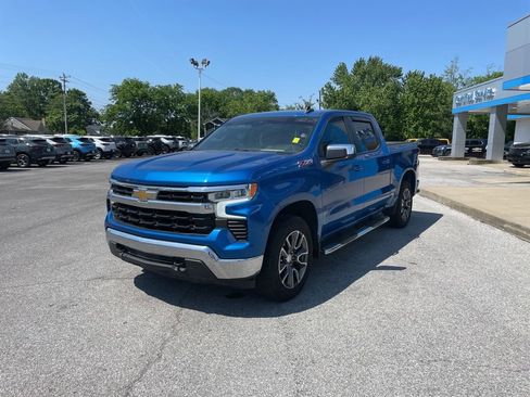 Used 2022 Chevrolet Silverado 1500 LT w/ Z71 Off-Road Package AWD/4WD image 4