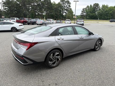Used 2024 Hyundai Elantra SEL w/ Convenience Package FWD image 8