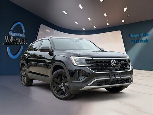 Certified 2025 Volkswagen Atlas Cross Sport SE image 1