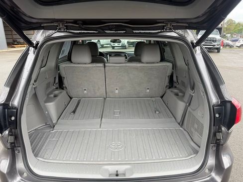 Used 2019 Toyota Highlander Plus AWD/4WD image 12