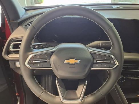 Used 2025 Chevrolet Traverse LT FWD image 9