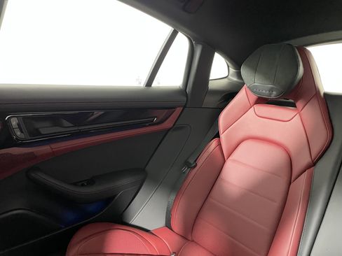 Used 2025 Porsche Panamera image 15