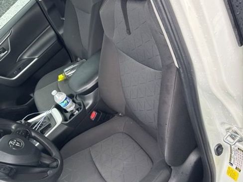 Used 2020 Toyota RAV4 XLE FWD image 7