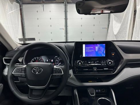Used 2025 Toyota Highlander XLE image 16