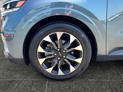 Used 2024 Kia Carnival EX FWD image 14