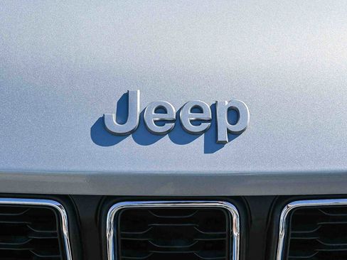 New 2025 Jeep Grand Cherokee Laredo image 13