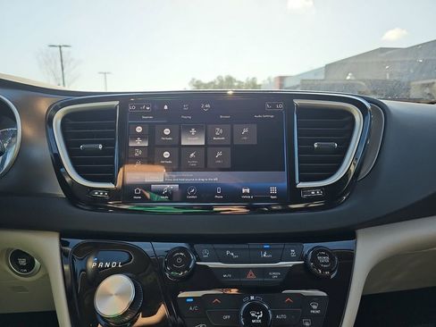 Used 2023 Chrysler Pacifica Touring-L image 26