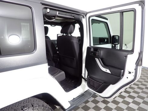 Used 2016 Jeep Wrangler Unlimited Sahara w/ Connectivity Group AWD/4WD image 30