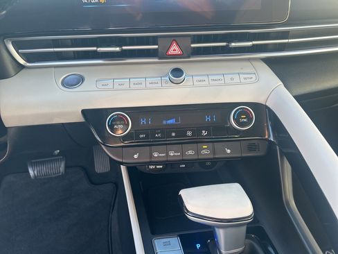 Used 2025 Hyundai Elantra Limited image 25