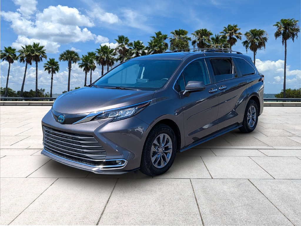 Used 2022 Toyota Sienna XLE FWD image 3
