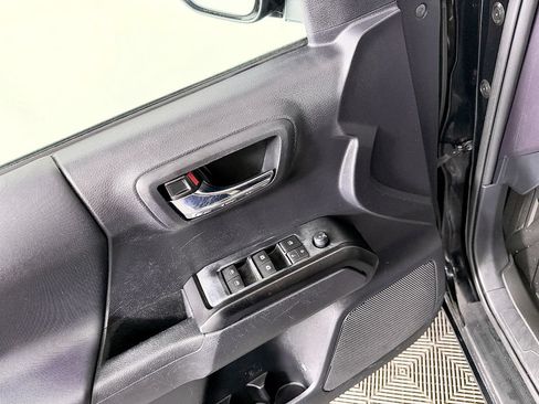 Used 2020 Toyota Tacoma TRD Off-Road w/ Technology Package AWD/4WD image 29