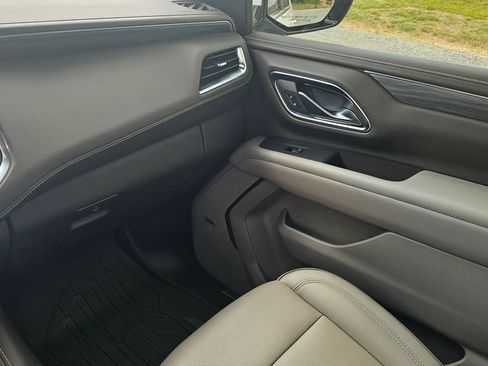 Used 2024 GMC Yukon SLT w/ SLT Premium Package AWD/4WD image 13