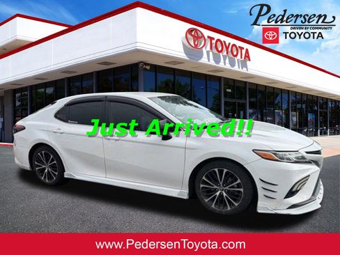 Used 2020 Toyota Camry SE w/ Blackout Package FWD image 1