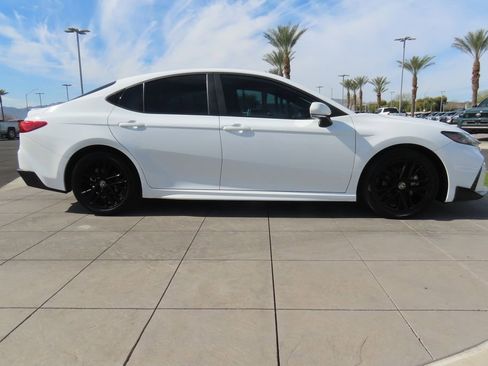 Used 2025 Toyota Camry SE image 4