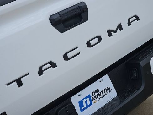 Used 2024 Toyota Tacoma SR5 AWD/4WD image 11