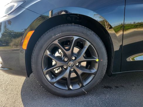 New 2026 Chrysler Pacifica Select image 10