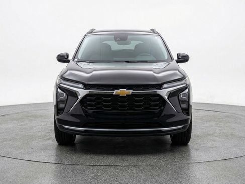 Used 2025 Chevrolet Trax LT FWD image 2