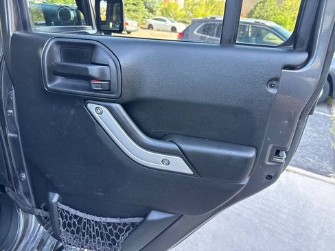 Used 2017 Jeep Wrangler Unlimited Rubicon w/ Connectivity Group AWD/4WD image 19