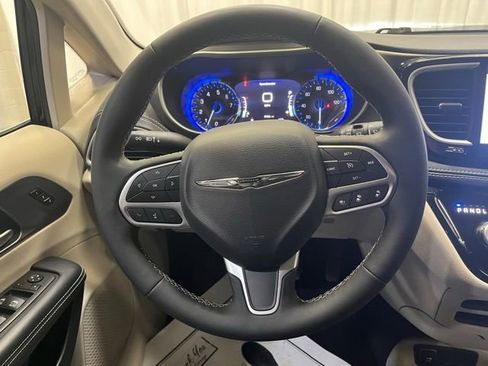 Used 2024 Chrysler Pacifica Touring-L image 19