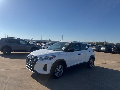 Used 2022 Nissan Kicks S image 8