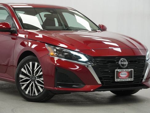 Used 2023 Nissan Altima 2.5 SV w/ SV Premium Package image 3