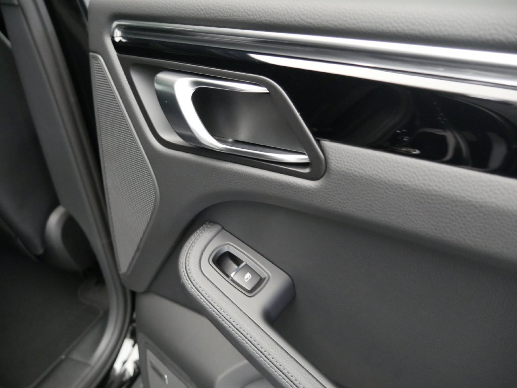 Certified 2026 Porsche Macan AWD/4WD image 28