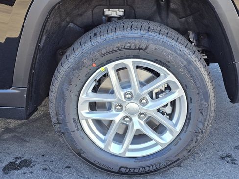 New 2025 Jeep Grand Cherokee L Laredo image 9