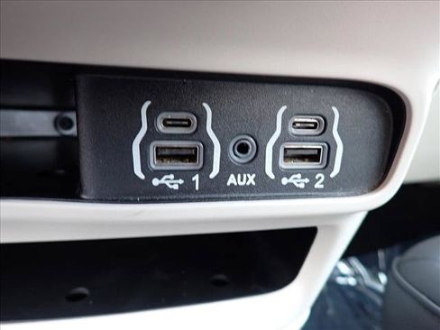 Used 2024 Chrysler Pacifica Touring-L FWD image 22